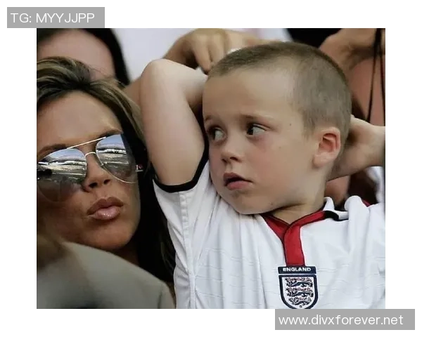 足球明星佩戴头箍的时尚瞬间展现独特个性与运动魅力