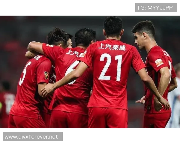 足球明星意外受伤引发关注球迷心痛不已呼吁加强保护措施