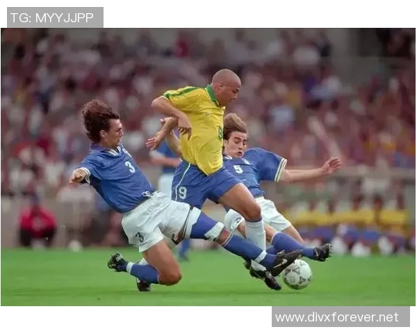 足球明星真实瞬间捕捉展现球场魅力与激情的精彩瞬间